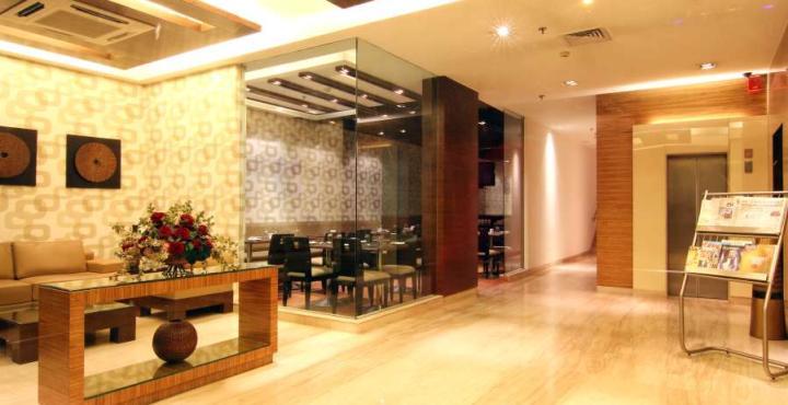 Indus Biznotel New Delhi Buitenkant foto