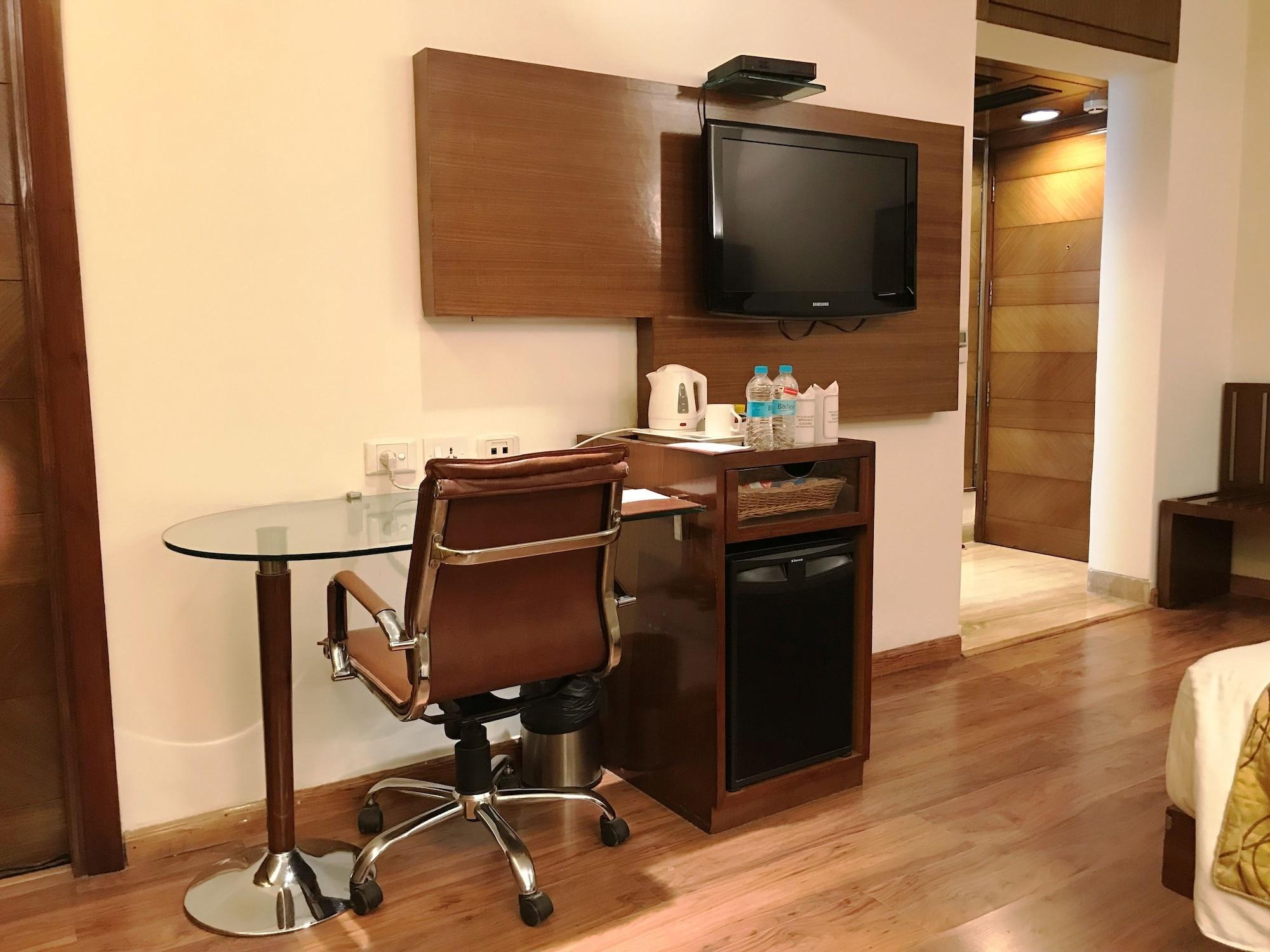 Indus Biznotel New Delhi Buitenkant foto