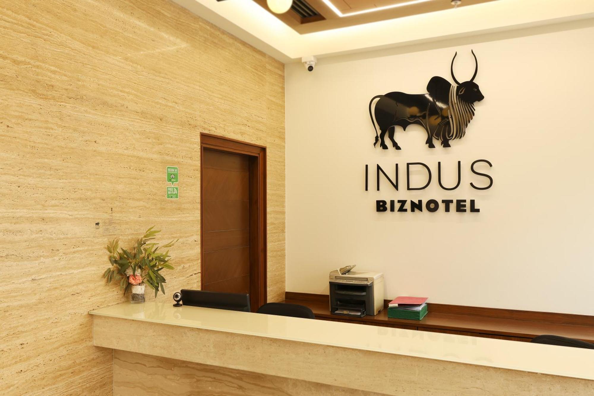 Indus Biznotel New Delhi Buitenkant foto