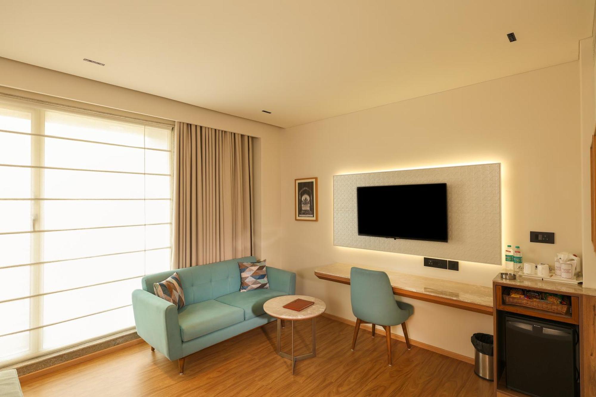 Indus Biznotel New Delhi Buitenkant foto