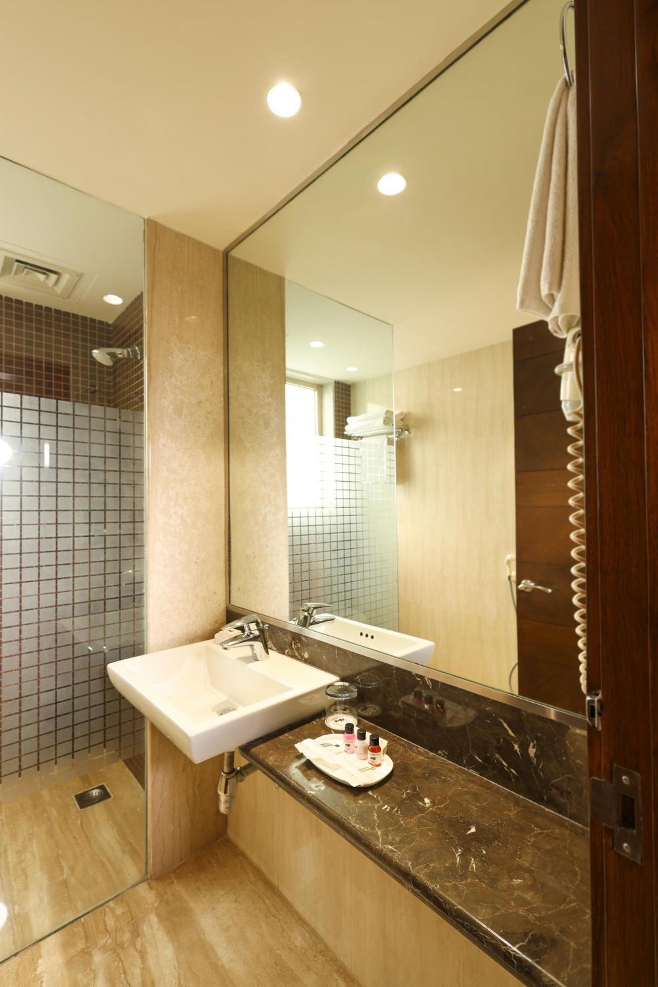 Indus Biznotel New Delhi Buitenkant foto