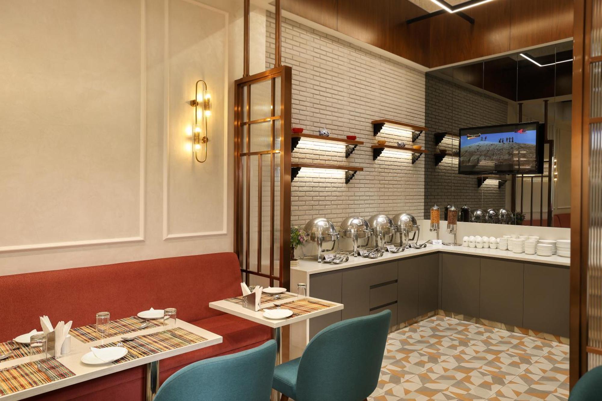 Indus Biznotel New Delhi Buitenkant foto