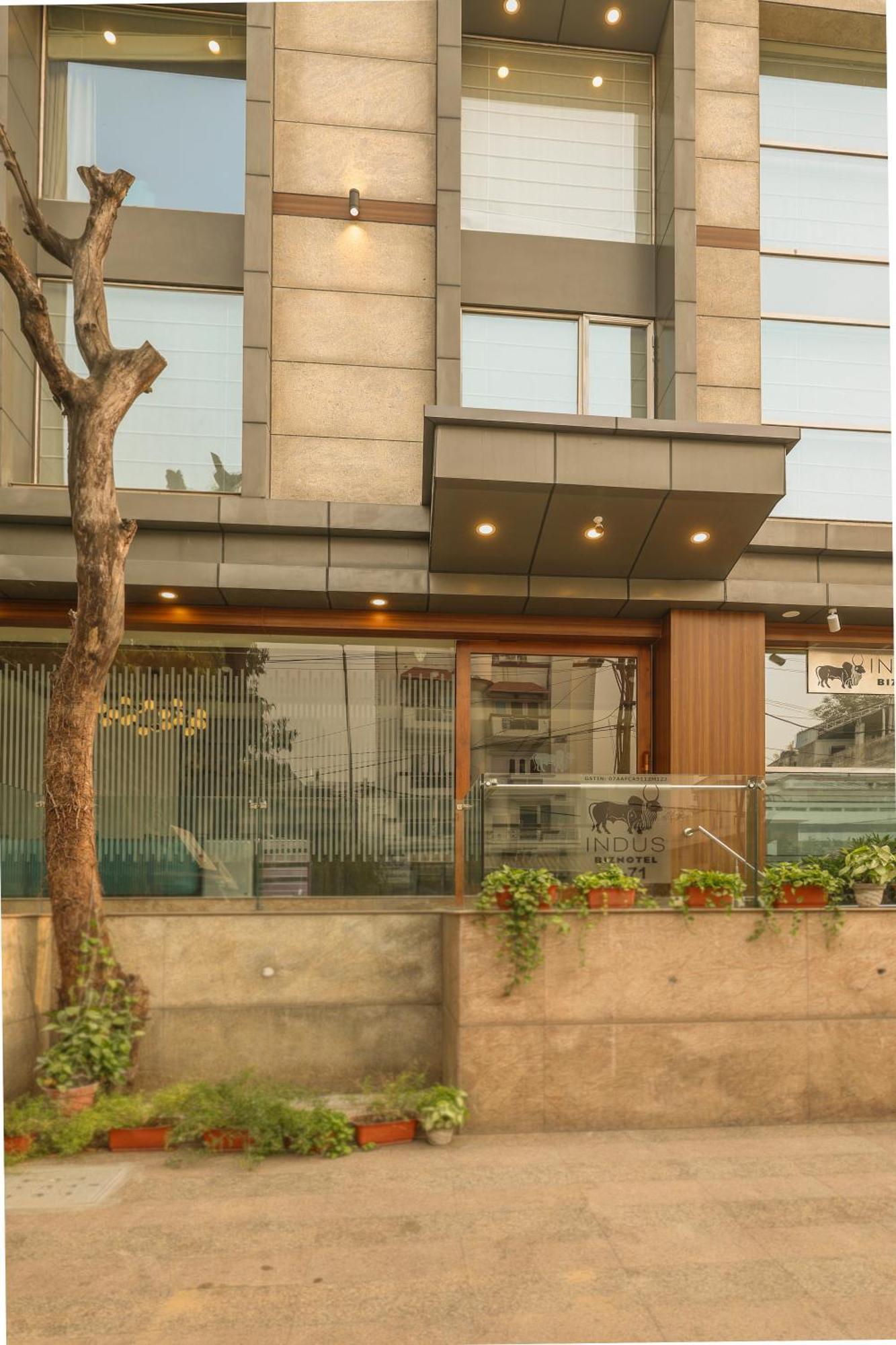 Indus Biznotel New Delhi Buitenkant foto