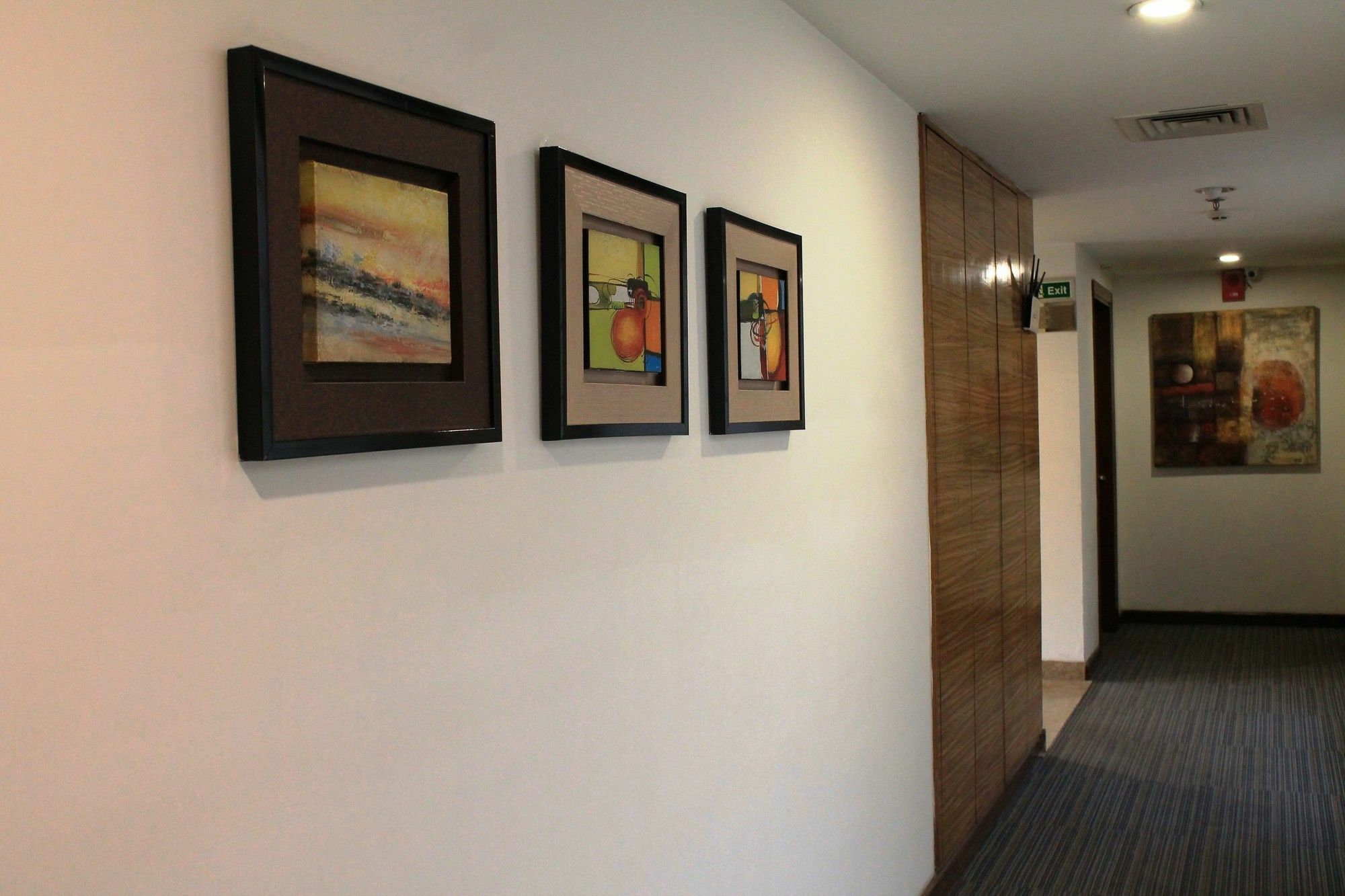 Indus Biznotel New Delhi Buitenkant foto