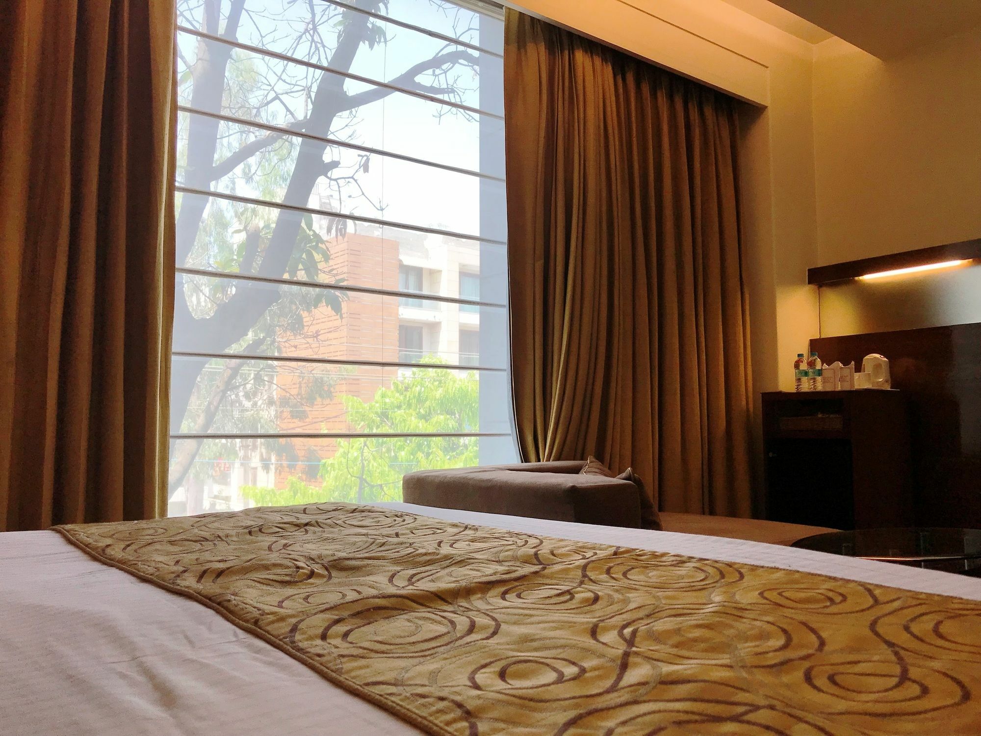 Indus Biznotel New Delhi Buitenkant foto